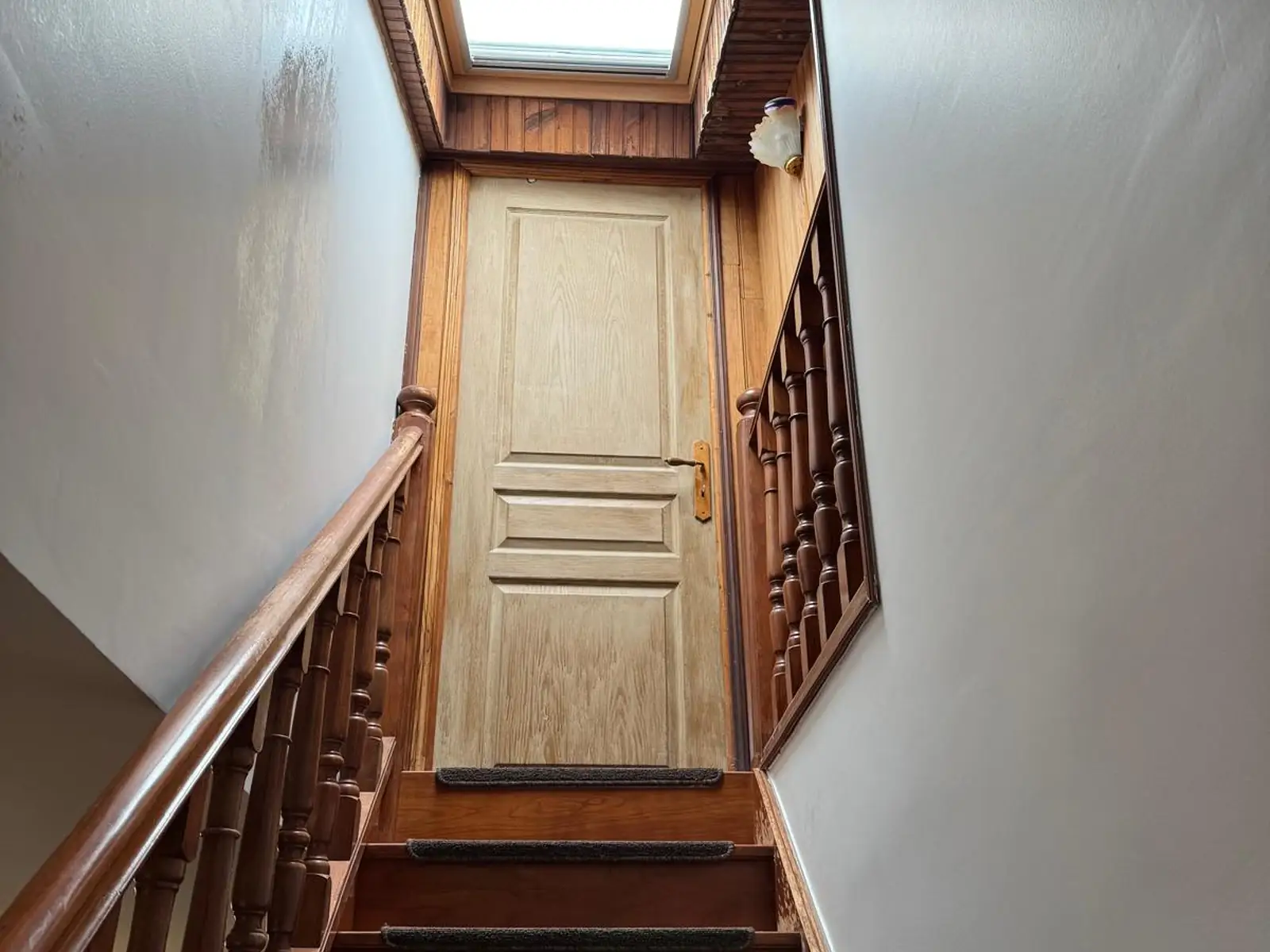 Cage d'escalier bois rénovée
