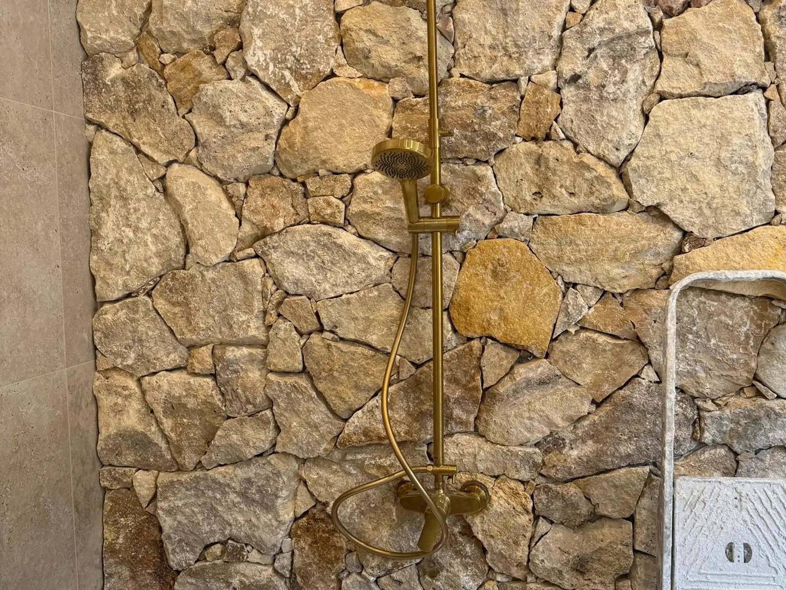 Mur d'accent en parement pierre
