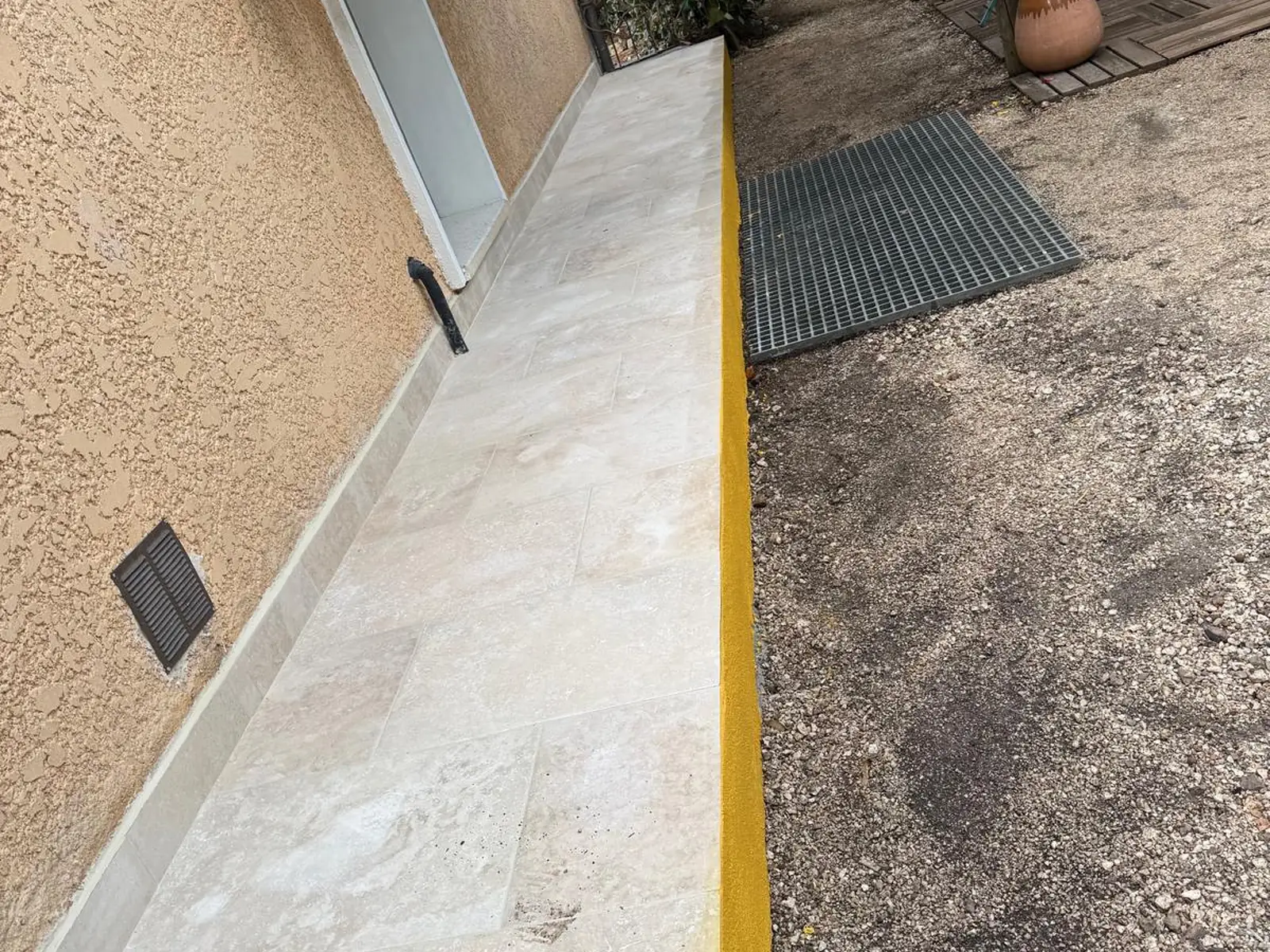 Allée béton avec bordures