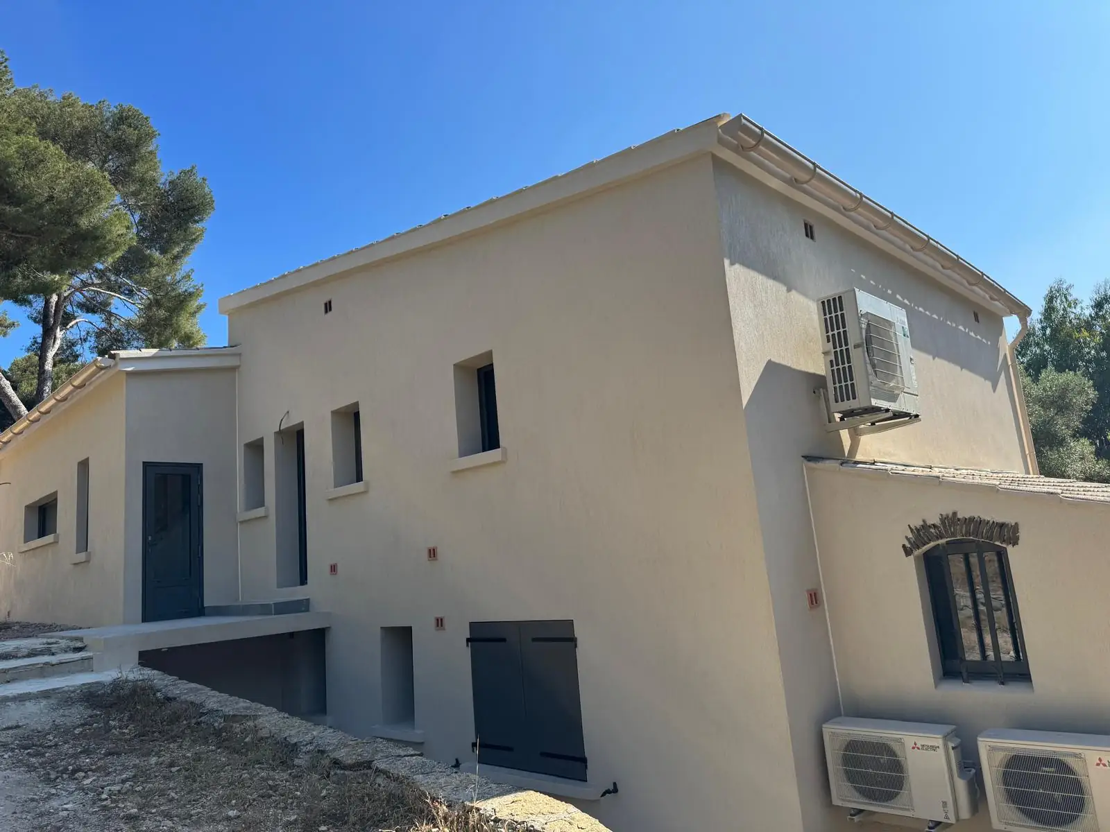 Façade de villa contemporaine terminée