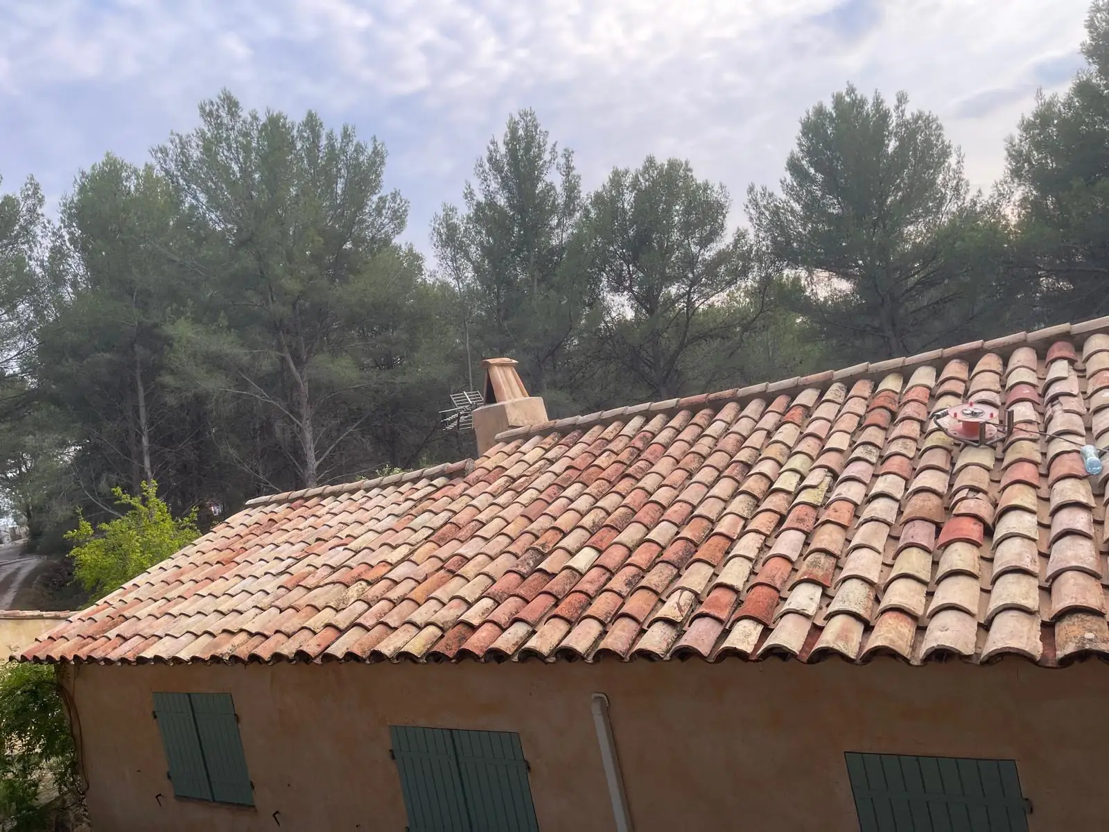Toiture de villa — tuiles canal