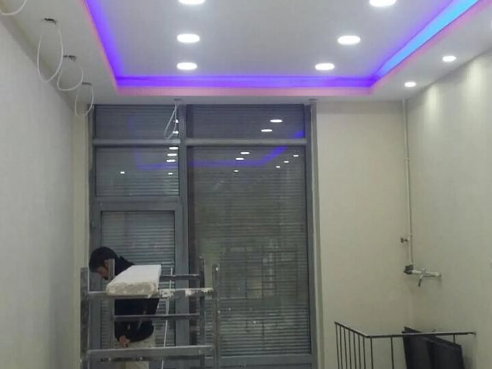Spots encastrés & bandeau LED — faux-plafond
