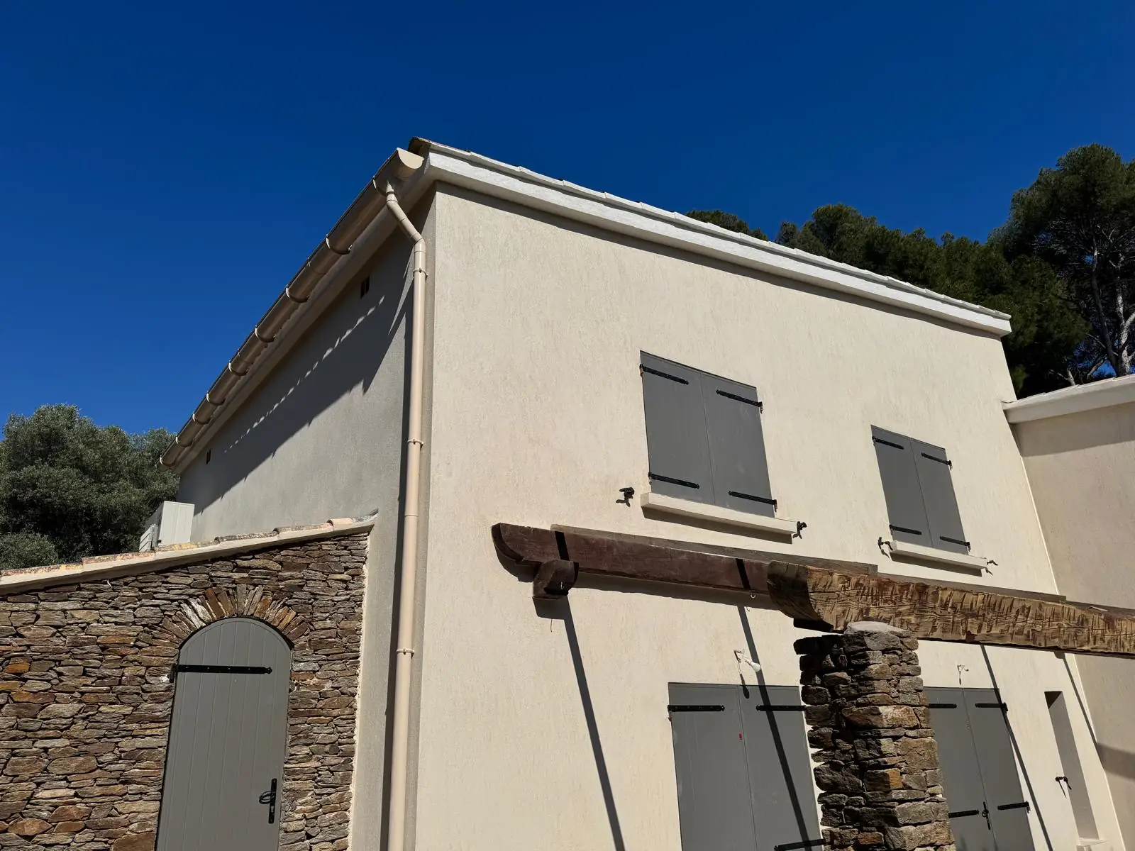 Villa avec mur de soutènement en pierre