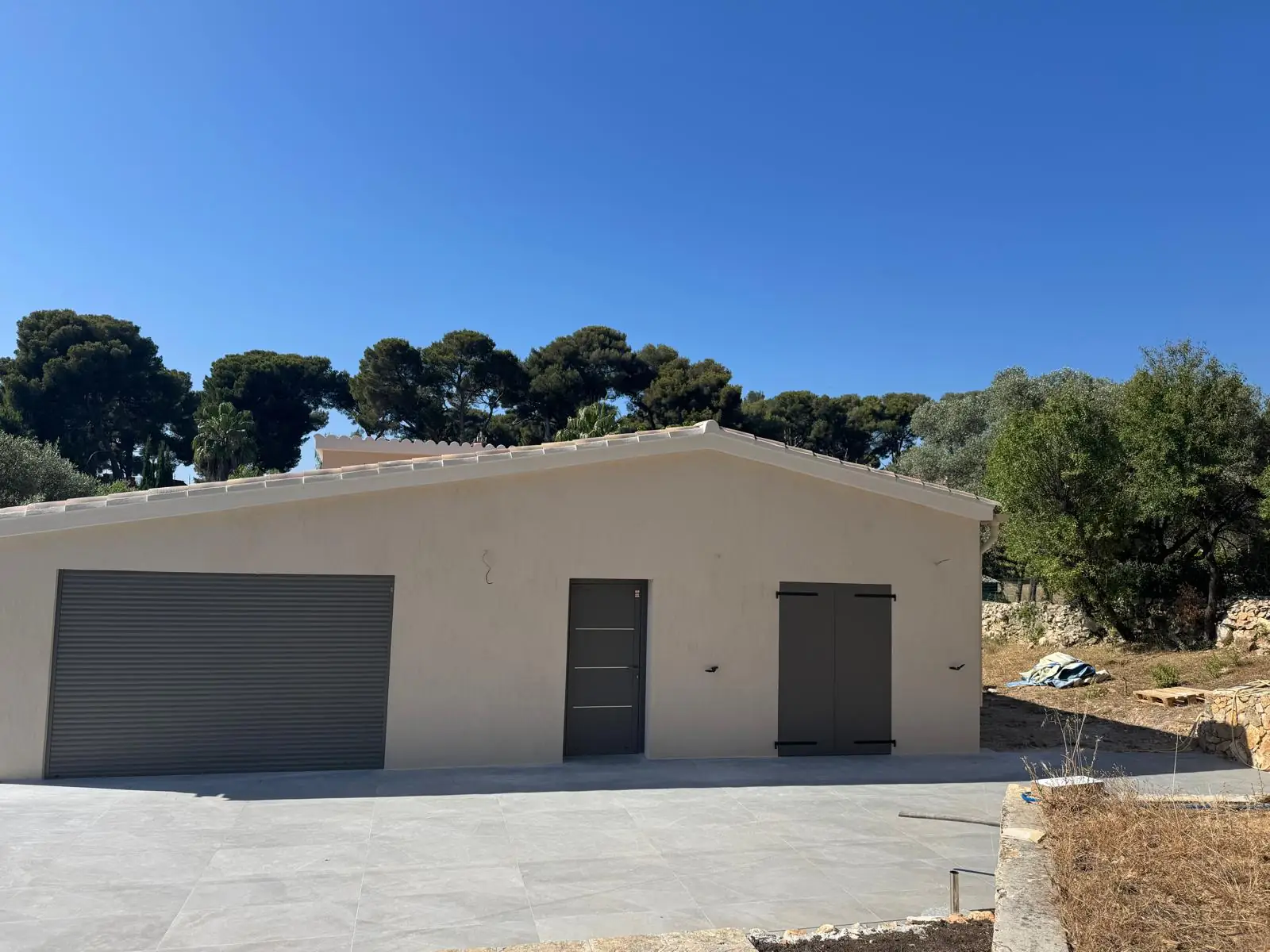 Garage neuf — façade et dallage