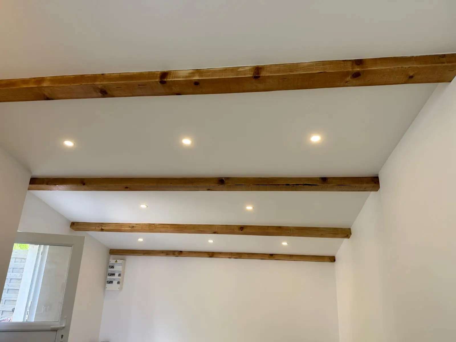 Éclairage encastré — plafond poutres