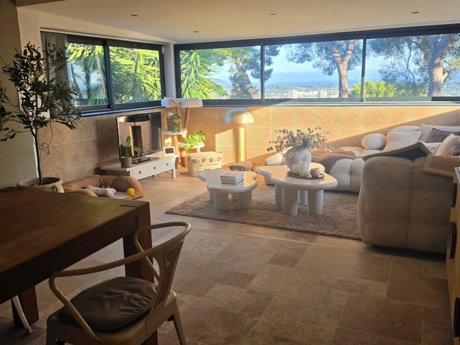 Séjour entièrement rénové avec sol en travertin et mur en carrelage chevron, vue mer, réalisé à Toulon (Var) par AGH Rénovation